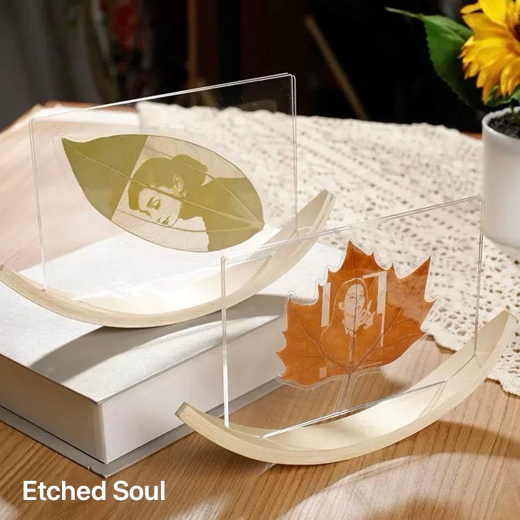 Leaf Carving in a Curved Frame
